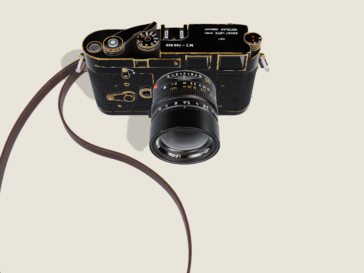 Camera 01 の上面のダイヤルと革のストラップ